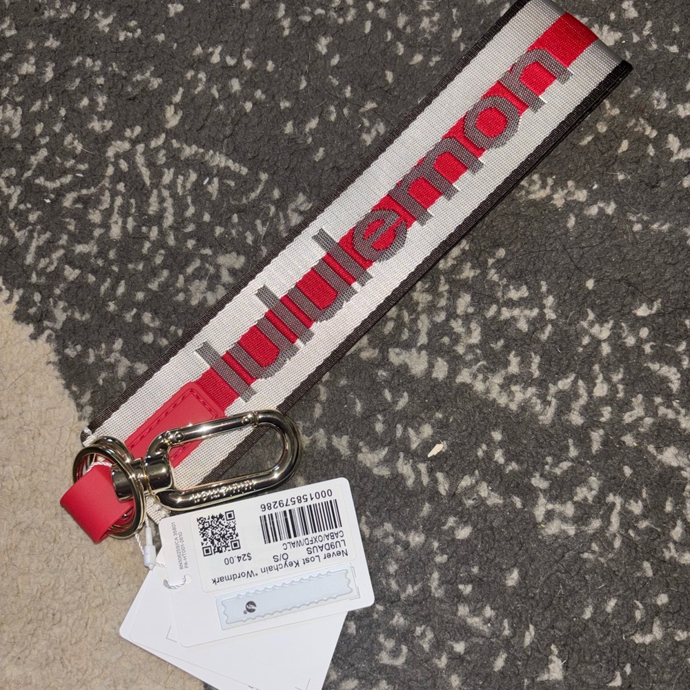 Lululemon Cream Belt Bag with Keychain - Picture 6 of 7